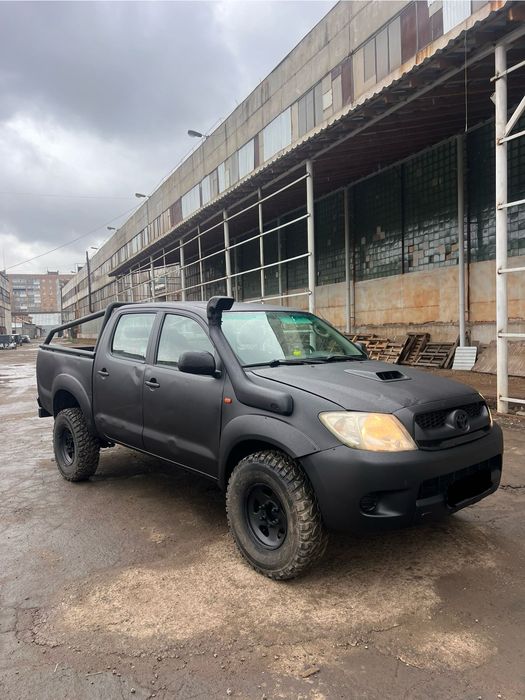 TOYOTA Hilux Лівий руль