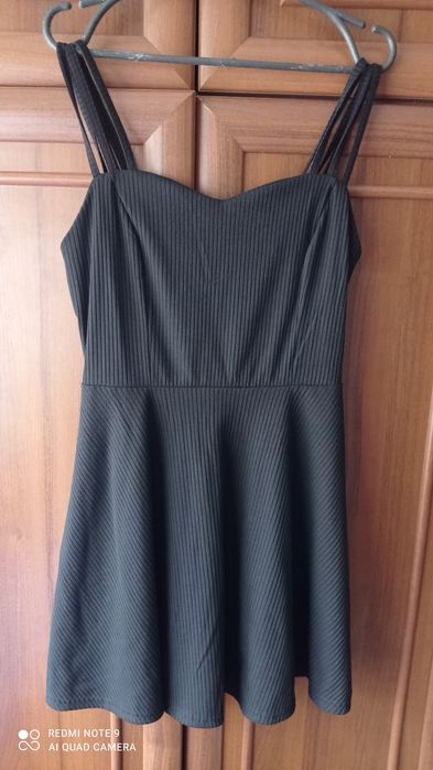 Сукні різні жіночі.