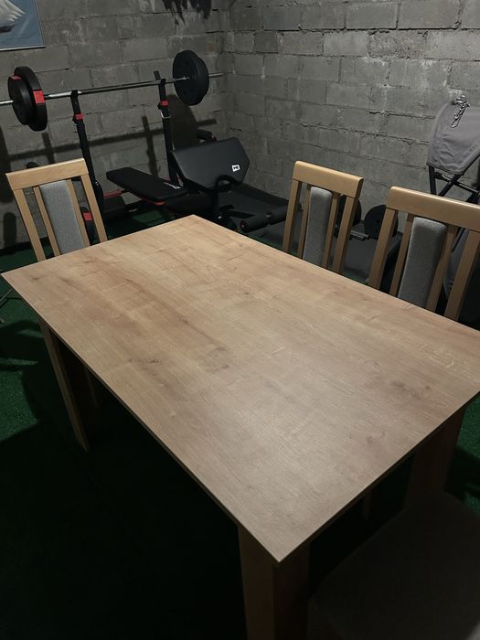 nowy stól z krzesłami