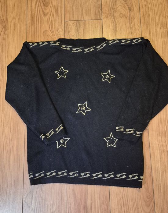 Czarny sweter w gwiazdki