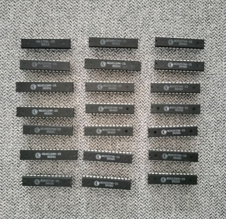 Lote CPUs Cerâmicos Vintage Intel AMD Cyrix + EPROM + Zilog Z8530 |