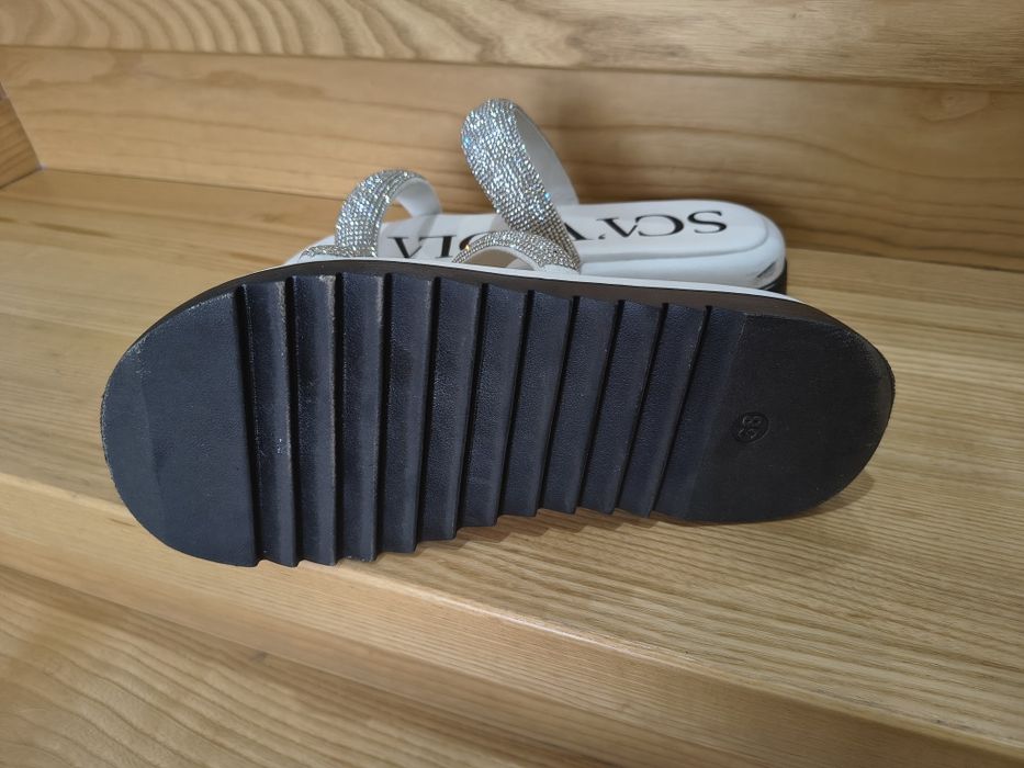 Buty klapki / sandały SCA'VIOLA  rozm. 38 białe , srebrne paski