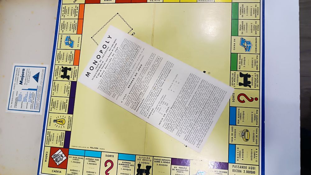 Jogo de tabuleiro Monopólio em muito bom estado.