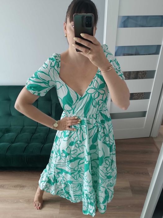 Sukienka bufiaste rękawy rozkloszowana