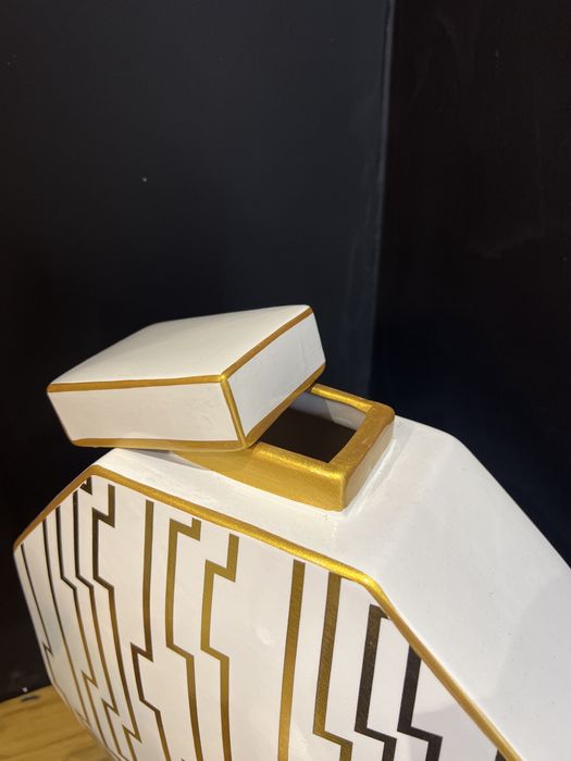 Pote poligono branco e dourado