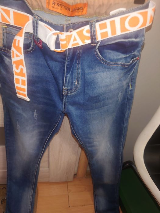 Dżinsy z paskiem skiny