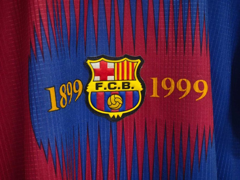 Luís Figo #7 Camisola Oficial FC Barcelona Centenário (1899-1999) -  (Tamanho M)