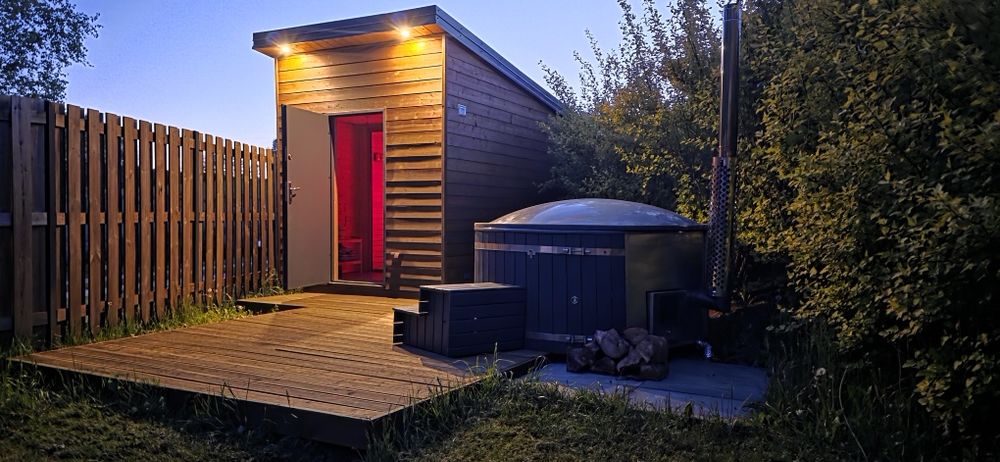 Domek z sauną i banią lub jacuzzi, basen,  nad jeziorem Klimatyzacja