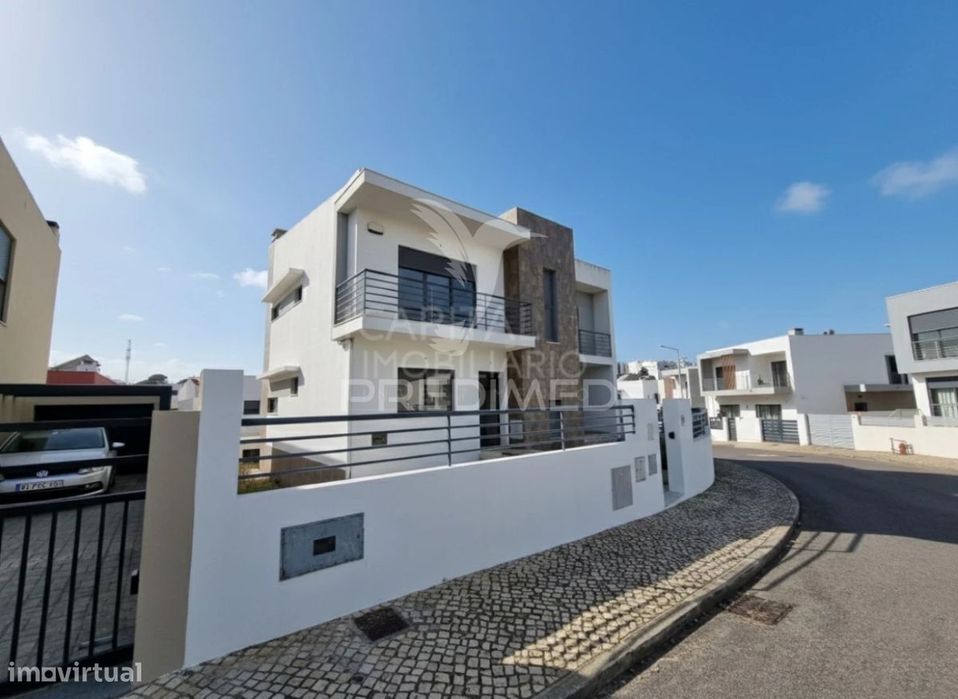 Moradia Renovada de Design Moderno com Cinco Quartos e Garagem de 1...