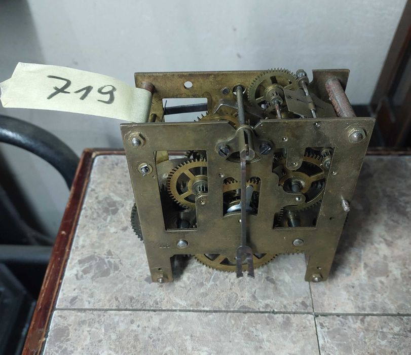 719 Mechanizm starego zegara ściennego HHS
