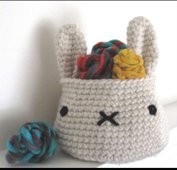Cestas para brinquedos feitas à mão em crochê.