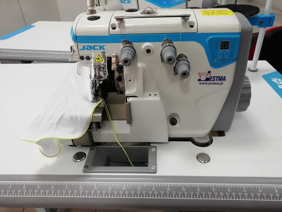 Máquina corte e cose 2 agulhas, JACK E4S - NOVA