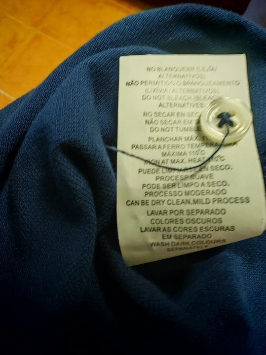Polo azul com pintas bordeaux