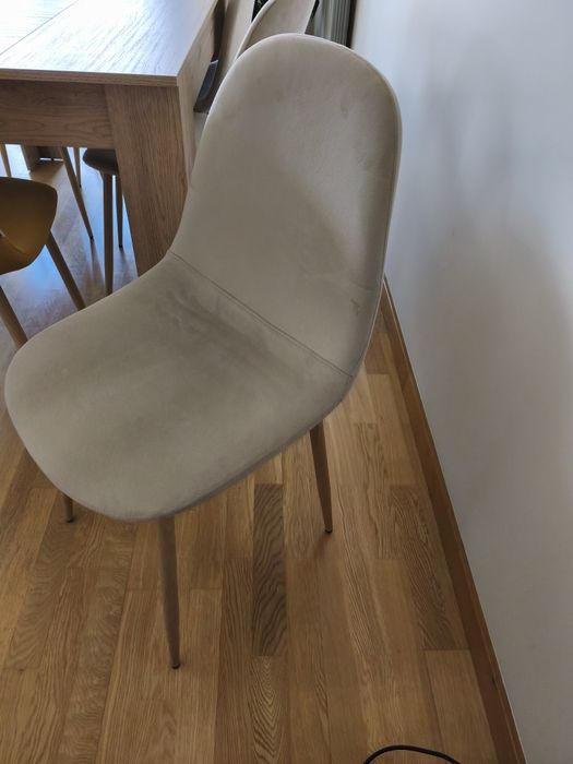 Cadeiras bege e amarelo torrado - Novas