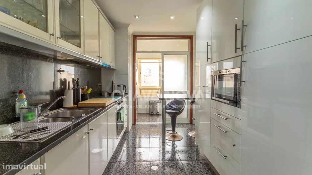 Apartamento T2 com Varanda e Garagem Box