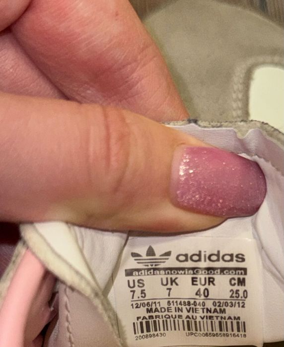 Кросівки adidas жіночі гарного кольору