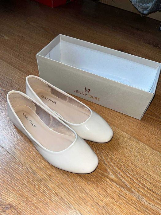 Sprzedaję damskie buty na niskim obcasie