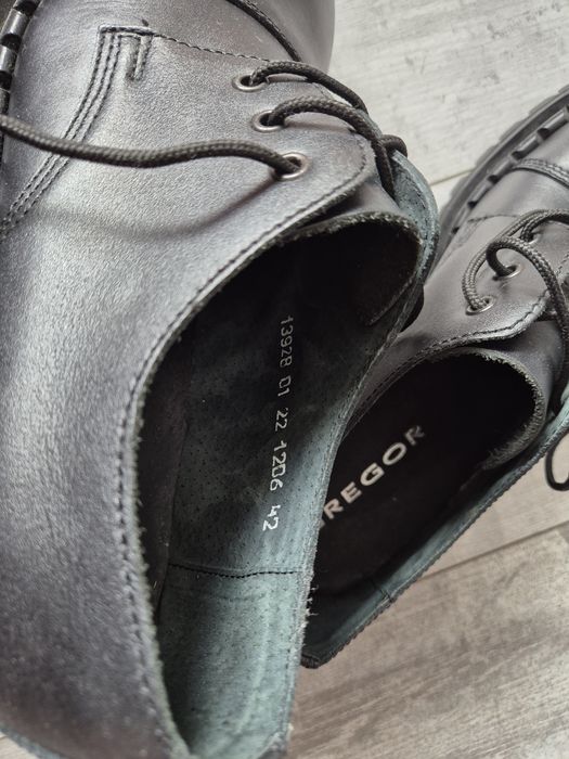 Buty męskie. 42 Rozmiar. Wykonane z naturalnej skóry.