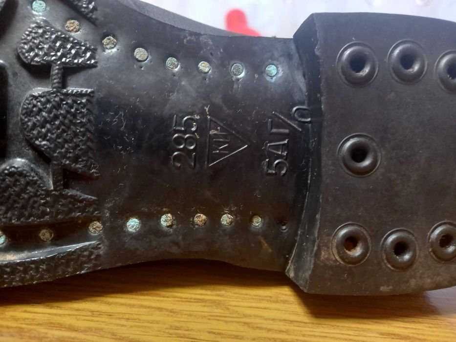 Кирзовий чобіт (правий) безкоштовно