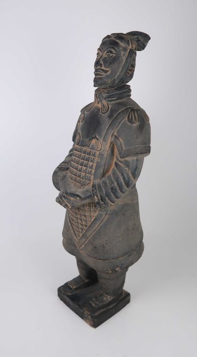 Guerreiro em terracota com 37 cm de altura
