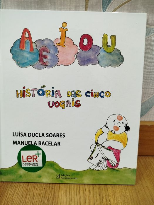 Livro: "A história das cinco vogais" de Luísa Ducla Soares.