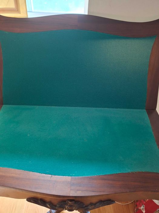 Mesa de jogo antiga dobrável com feltro verde