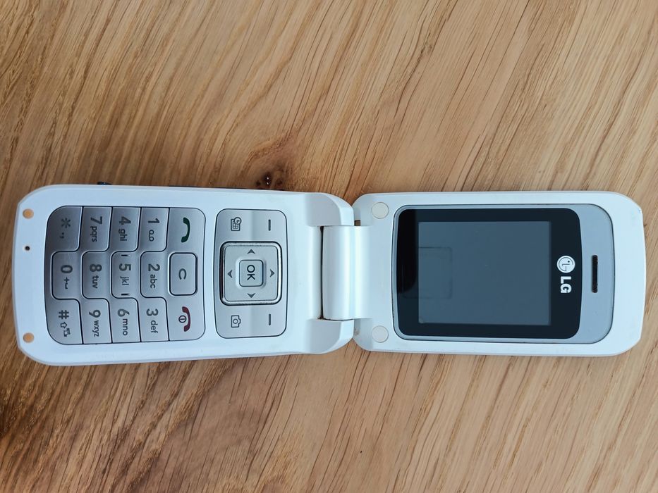 Stary telefon LG KP235