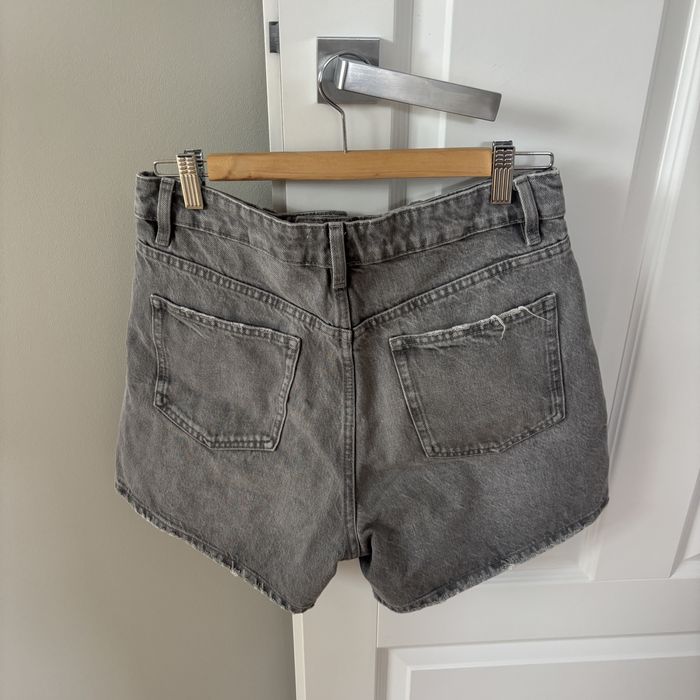 Szare szorty z wysokim stanem (ZARA)