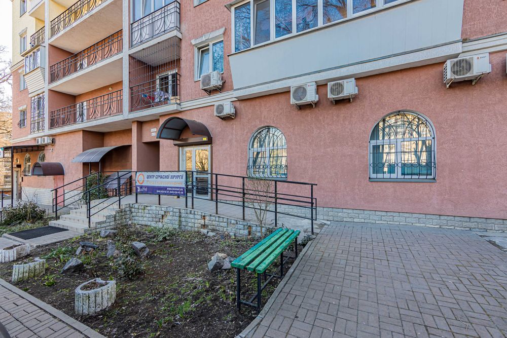 Приміщення під медичну клініку 358 м² — оренда з правом викупу | Поділ