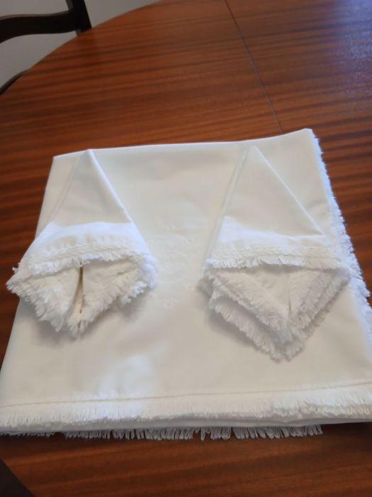 Toalha de mesa branca com 6 guardanapos (nova)