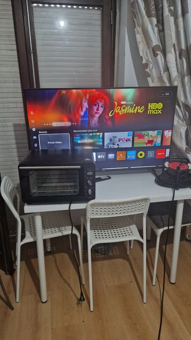 TV e mesa de cozinha