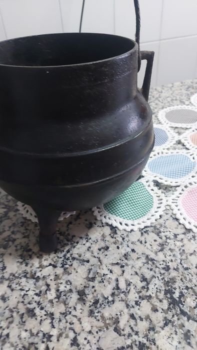 Vendo panela de ferro de 3 pés  de 5 litros sem tampa