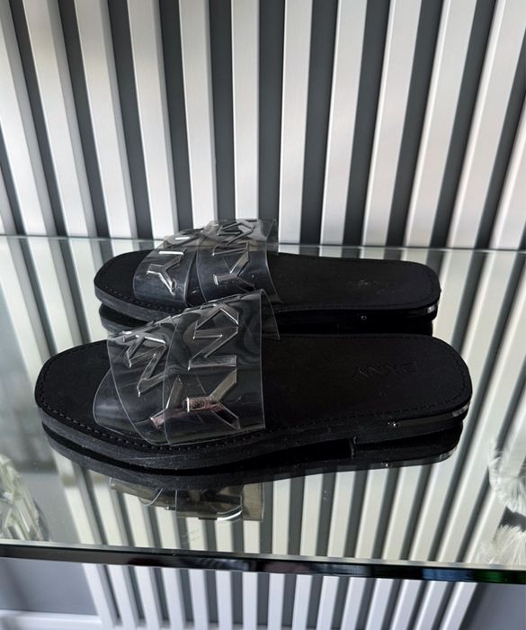 Nowe klapki DKNY Isha