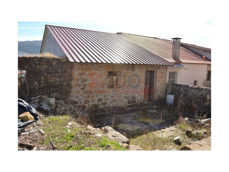 Moradia Em Pedra Com Vistas Para A Serra Da Estrela Santiago Seia