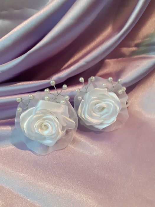 Ozdoba do włosów róża biała z koralikami gumka do włosów 2 szt