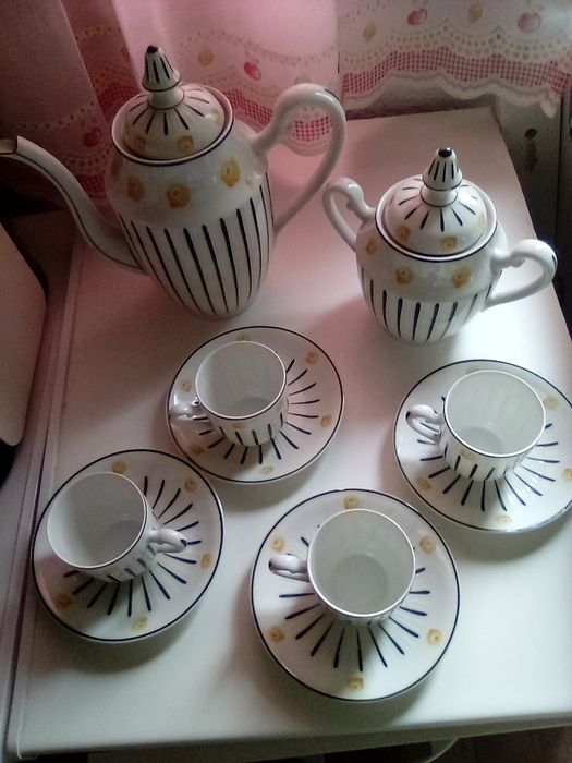 Chavenas com bule de café e de leite