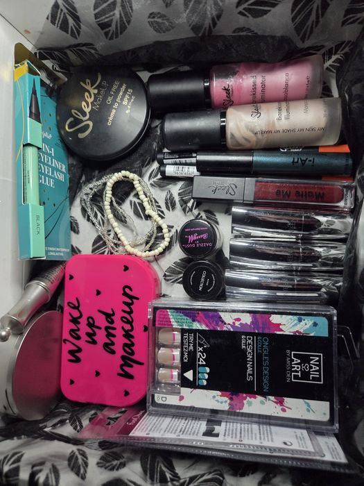 Sprzedam karton kosmetyków