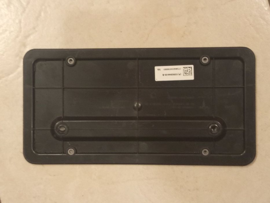 Заднє кріплення номерного знаку Teslа.