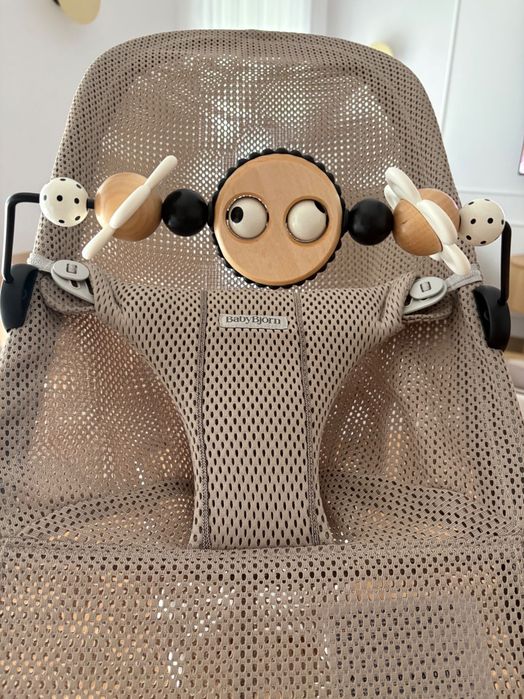 Leżaczek bujaczek Babybjorn Bliss Mesh z pałąkiem