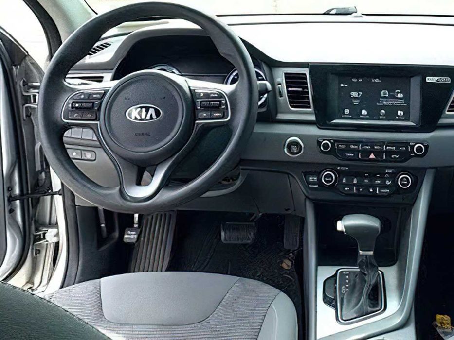 Kia Niro LX      2017