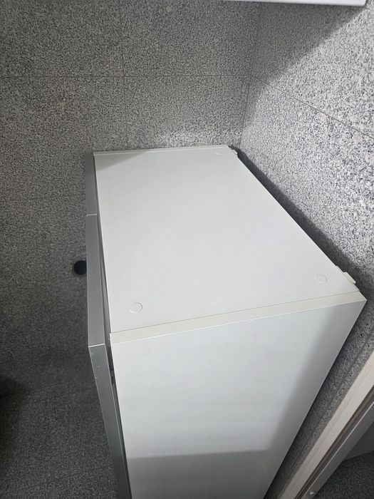 Armário de parede com portas em vidro