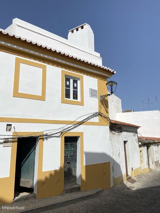 Moradia no centro histórico de Elvas com duas frentes de rua e terraço