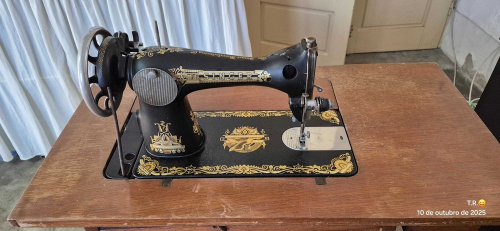 Maquina de costura SINGER antiga