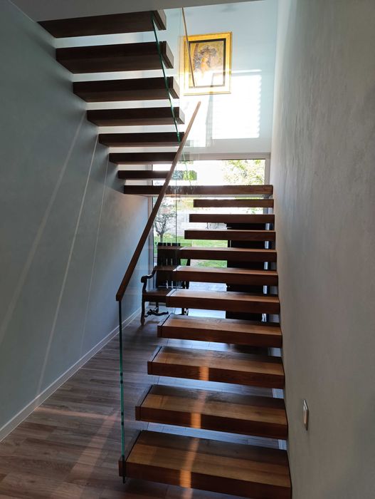 Schody półkowe wspornikowe wiszące Producent