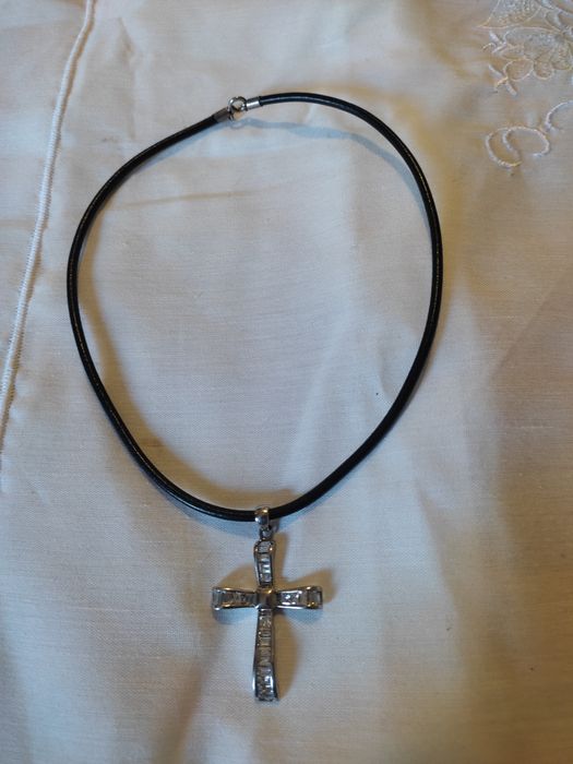 Colar cruz prata contrastada
