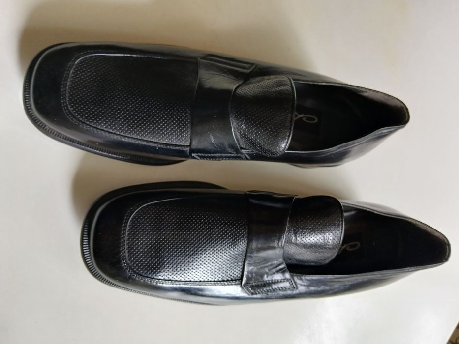 Sapatos de pele Charles novos