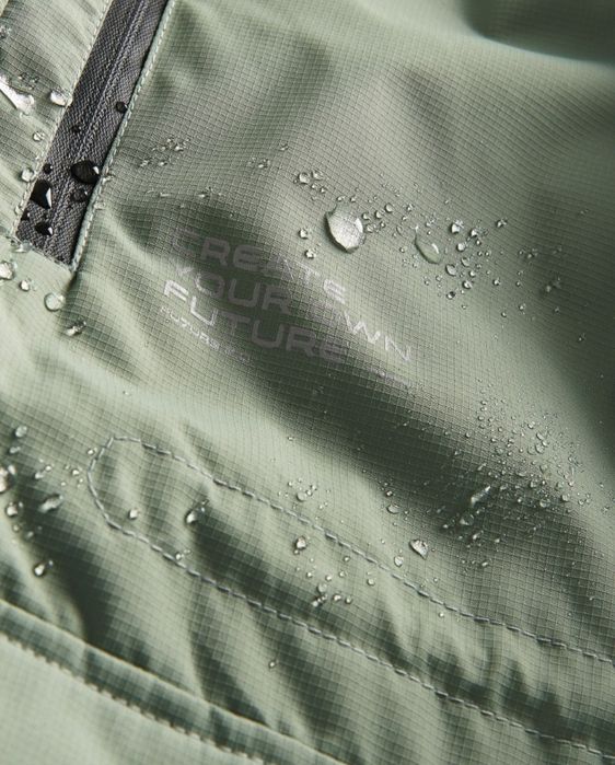 Куртка легенька на хлопчика 146 р.