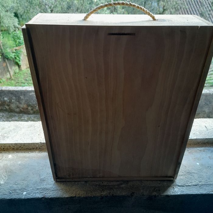 Caixa para vinho e utilitária