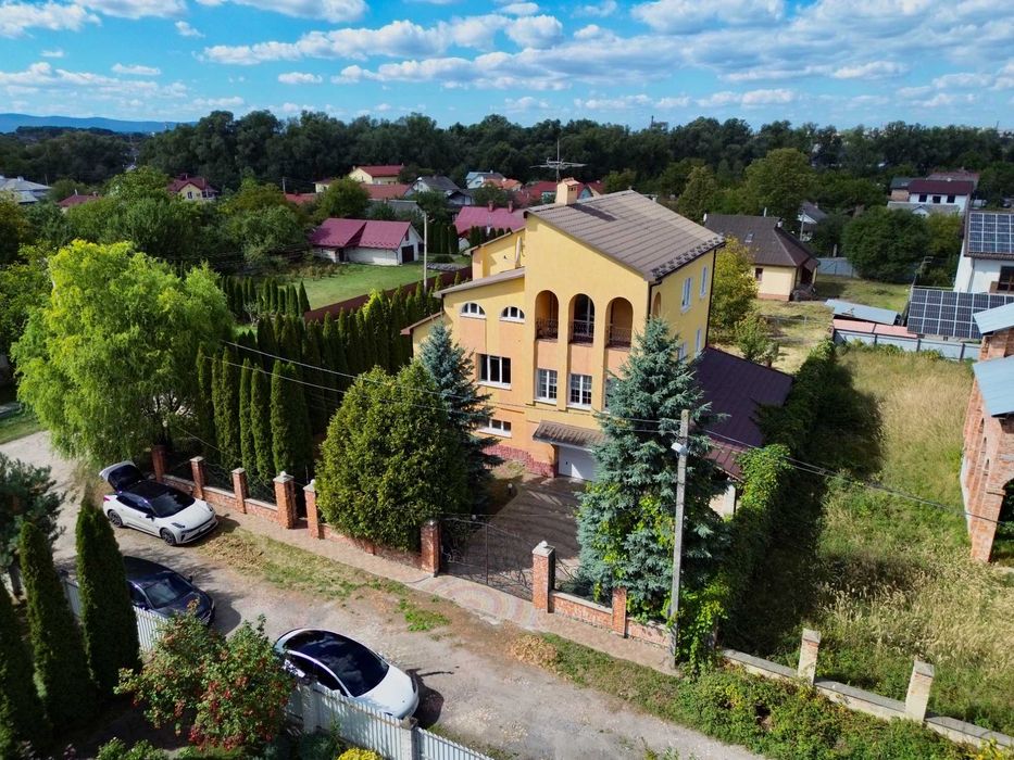 Просторий цегляний будинок з ремонтом у Дрогобичі