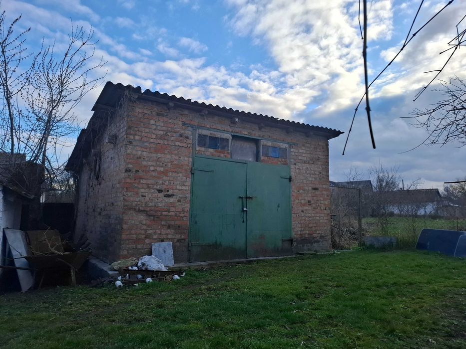 Будинок Турбів , поруч озеро та ліс